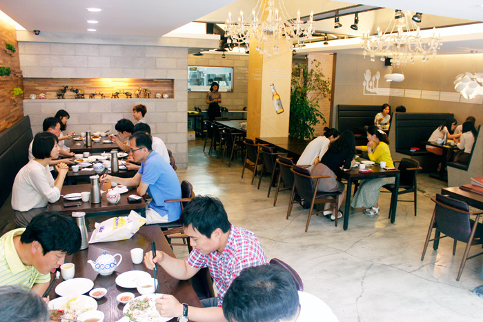 ▲ 포항시 남구 이동 포항시청 앞 태국 정통 레스토랑 란나타이에서 사람들이 요리를 맛보고 있다.