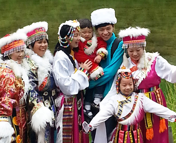▲ 티베트 고유의상을 입고 있는 수정채 주민들.