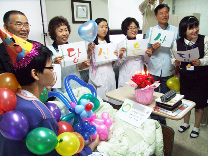 ▲ 포항선린병원 호스피스센터 관계자들이 환자의 생일을 축하하고 있다.