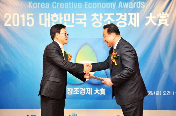 ▲ 창조경제 CEO 대상을 수상한 김영만 군위군수.