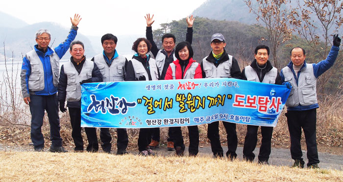 ▲ 형산강환경지킴이 김상춘(맨 왼쪽) 회장과 회원들이 도보탐사 활동 중인 모습.