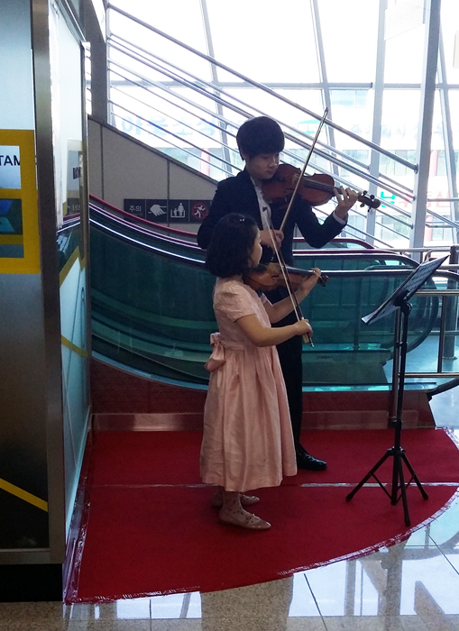 ▲ 개통식 축하행사로 바이올린 2중주를 연주하고 있는 초등학생들의 모습.