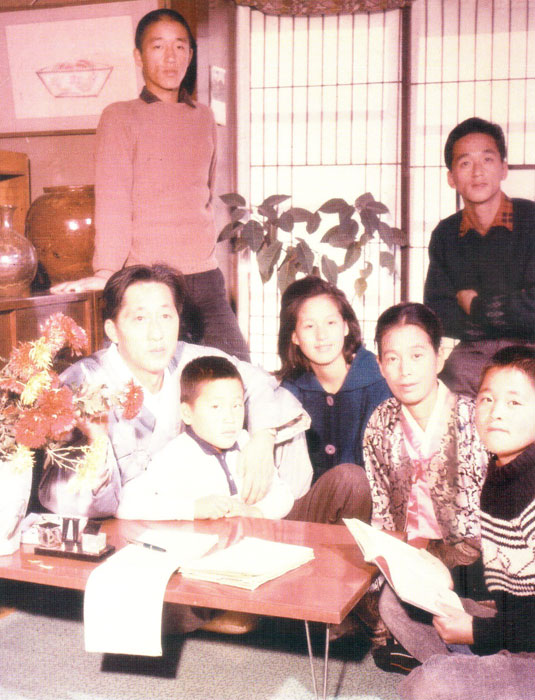 ▲ 박목월 선생(왼쪽 앉은 사람)의 가족사진. 뒷쪽 오른쪽에 앉아 있는 이가 박동규 교수다.