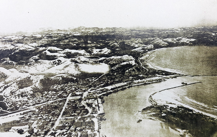 ▲ 한국전쟁 당시 미 공군이 촬영한 포항 일대의 모습. 사진 중앙 동빈내항을 중심으로 왼쪽은 시가지와 부두, 오른쪽은 송도 송림, 위쪽은 지금의 영일대해수욕장이다.