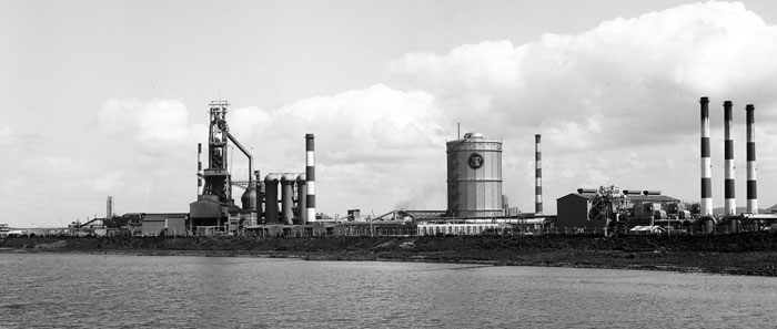▲ 1974년 형산강에서 바라본 포항제철소 전경