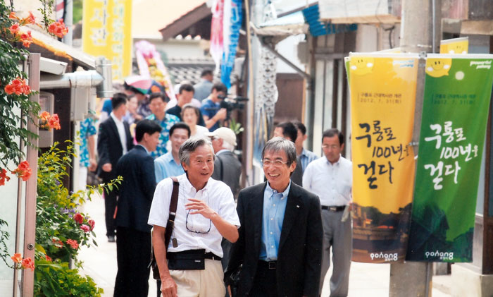 ▲ 일찍이 일본인들이 살았던 구룡포 거리를 찾아온 일본 관광객들이 환하게 웃고 있다.
