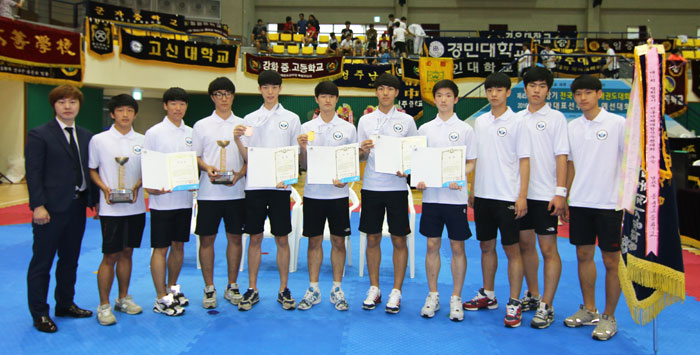 ▲ 고등부에서 우승을 차지한 대구 강북고등학교 태권도팀.
