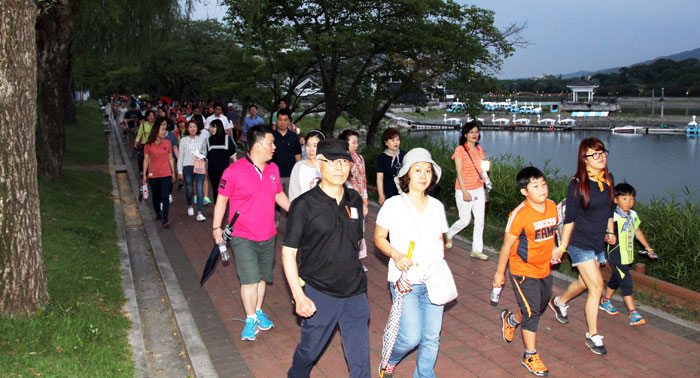 ▲ 보문호반길을 걷고 있는 달빛걷기 참가자들.