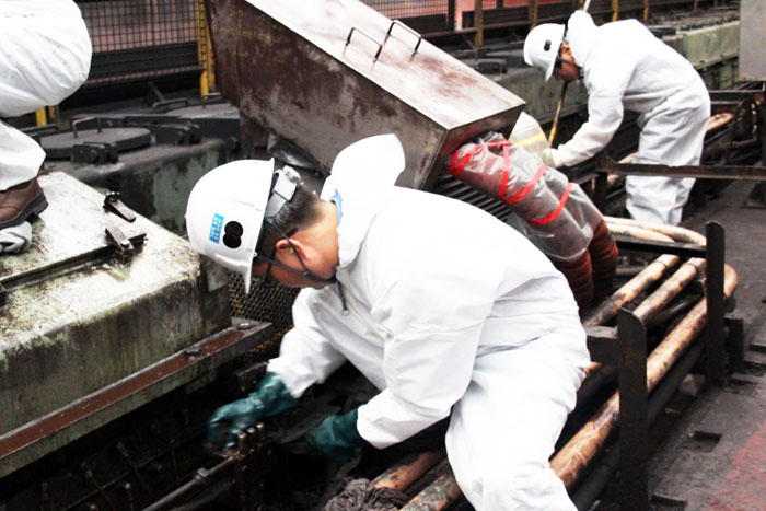 ▲ 포항제철소 직원들이 제철소 내부 설비개선작업을 하고 있다.
