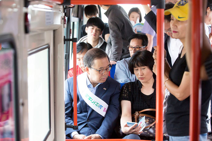 ▲ 남유진 시장 시내버스 노선 점검 모습.