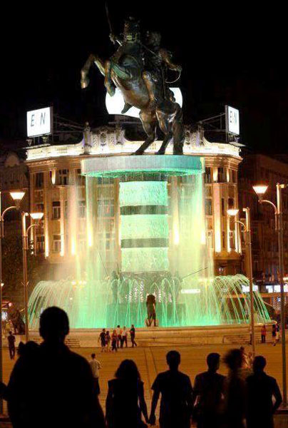▲ 마케도니아의 수도 스코페 도심 한가운데 거대하게 자리한 알렉산더 대왕의 동상.
