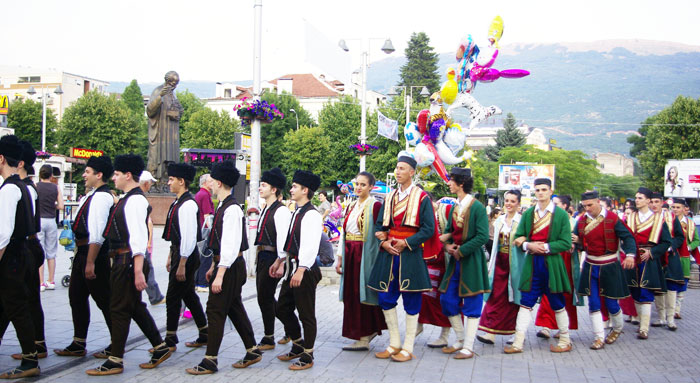 ▲ 오흐리드에서 열리는 발칸축제에 전통복장을 입고 참석한 사람들.