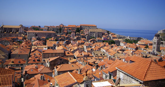 ▲ `아드리아해의 보석`으로 불리는 크로아티아. 대부분의 도시들은 푸른 하늘과 붉은 지붕이 만들어내는 조화로 아름답게 빛난다.