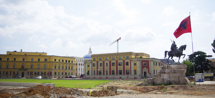 ▲ 알바니아의 수도 티라나 중심가. 오페라를 무대에 올리는 극장 앞 알바니아 국기가 휘날리고 있다.