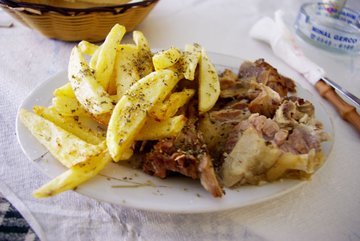 ▲ 양고기를 재료로 만든 요리와 감자튀김, 올리브와 치즈 등은 알바니아 사람들이 즐기는 음식이다.