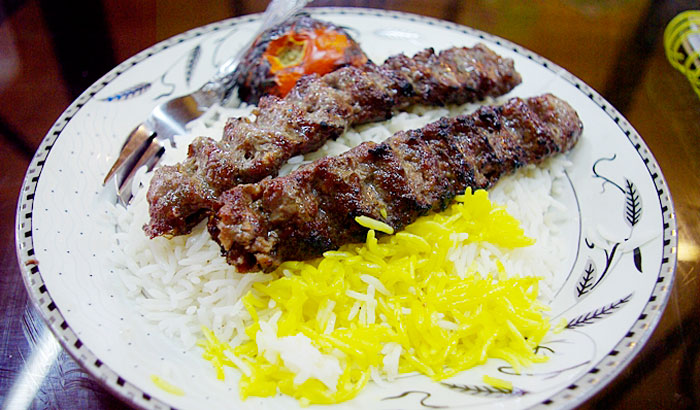 ▲ 찰기가 전혀 없는 밥과 독특한 향신료를 사용해 구운 양고기. 이란 서민식당의 흔한 요리다.