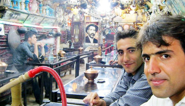 ▲ 이스파한에서 만나 친구가 된 모하메드. 물담배와 홍차를 즐기는 이란의 찻집.