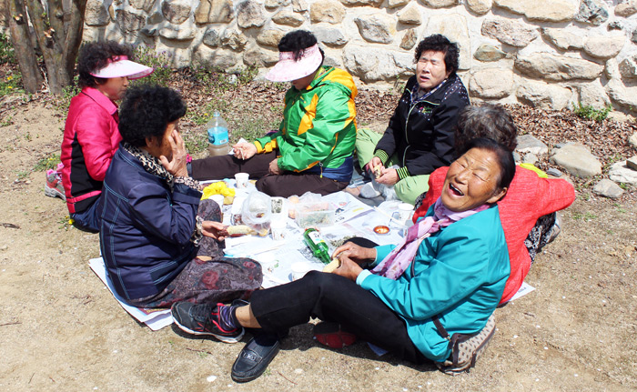 ▲ 문경새재 오픈세트장 마당 한켠에 모여 앉은 점촌 할머니들