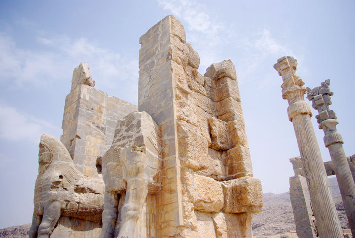 ▲ 페르세폴리스에 세워진 거대한 조형물과 열주(列柱)들.