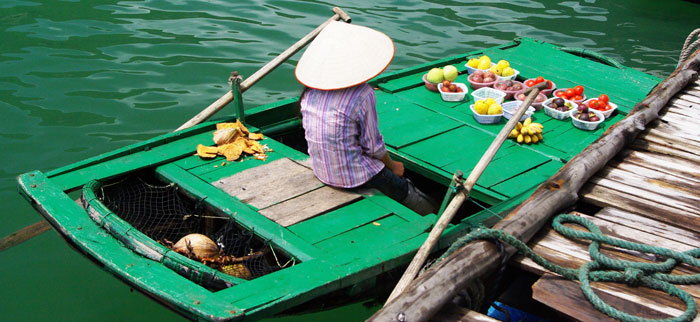 ▲ 배 위에서 색채 선명하고 향기 좋은 과일을 판매하는 베트남 여인.