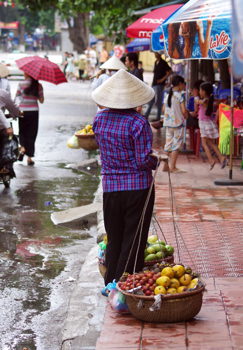 ▲ 베트남은 어느 도시건 과일 행상이 흔하다. 정겨운 삶의 풍경이다.