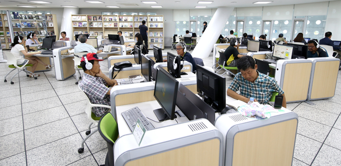 ▲ 포은중앙도서관 디지털자료실을 이용하는 시민들.