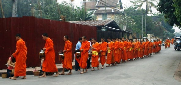 ▲ 루앙프라방의 새벽을 여는 승려들의 탁발 행렬.