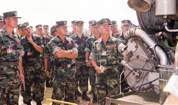▲ 해병 1사단장에게 전투장비 정비시범 브리핑을 하는 모습.