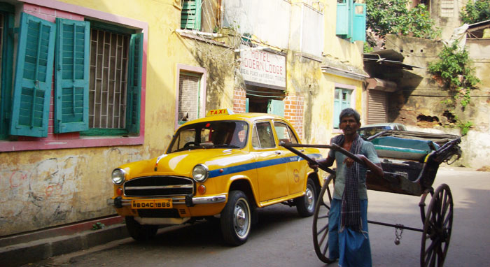 ▲ 현대적 교통수단인 택시와 낡은 인력거(릭샤)가 동시에 도로를 달리는 나라가 인도다.