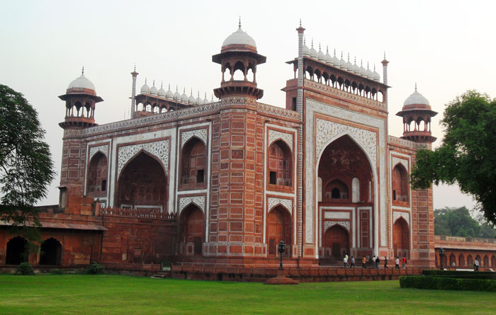 ▲ 인도엔 힌두양식과 이슬람양식으로 축조된 거대한 건축물들이 흔하다.