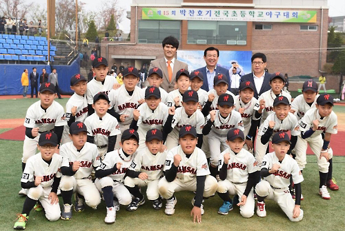 ▲ 박찬호 선수(맨 뒷줄 왼쪽)가 지난해 제15회 박찬호기 전국초등학교 야구대회에서 우승한 천안남산초팀과 기념촬영을 하고 있다.