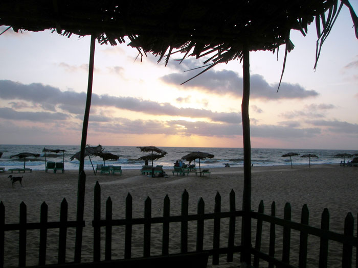 ▲ 칼랑구트 해변의 일몰 무렵. 태양과 바다가 만들어내는 색채가 환상적이다.