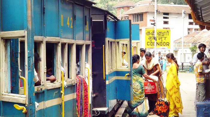 ▲ 인도인들이 이용하는 낡은 기차. 전통의상을 입은 여성들이 기차에 오르고 있다.