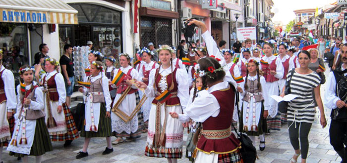 ▲ 전통축제를 즐기는 동유럽 사람들.