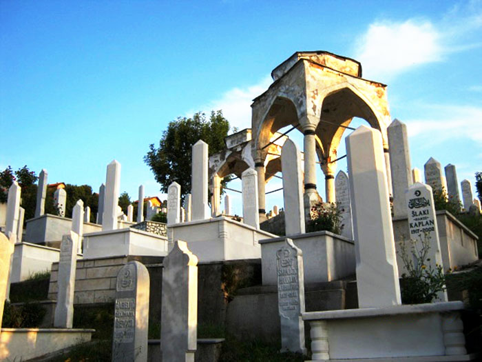 ▲ 사라예보를 둘러싼 야트막한 산은 학살당한 사람들의 공동묘지로 조성돼 있다.