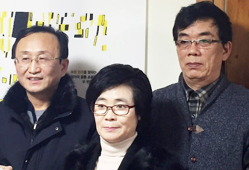 ▲ 남북한 공동소설집 펴낸 탈북작가들. 왼쪽부터 도명학·김정애·이지명. <br /><br />/연합뉴스