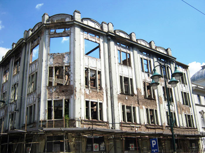 ▲ 사라예보에선 아직도 `내전` 당시에 파괴된 건물을 볼 수 있다.