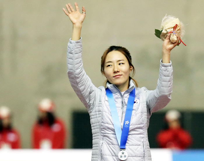 ▲ 스피드스케이팅 여자 500m에서 이상화가 은메달을 목에 걸고 손을 흔들고 있다. <br /><br />/연합뉴스