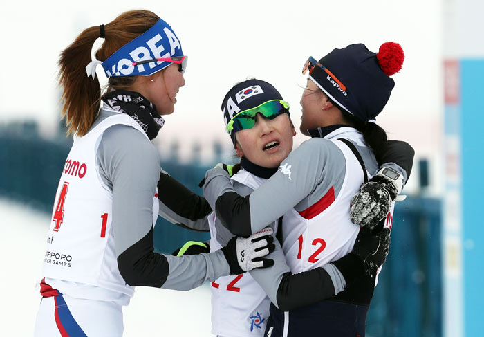 ▲ 스키 크로스컨트리 여자 10km 프리 종목에서 은메달을 획득한 이채원(가운데)이 피니시라인을 통과한 뒤 동료들과 포옹하고 있다. <br /><br />/연합뉴스