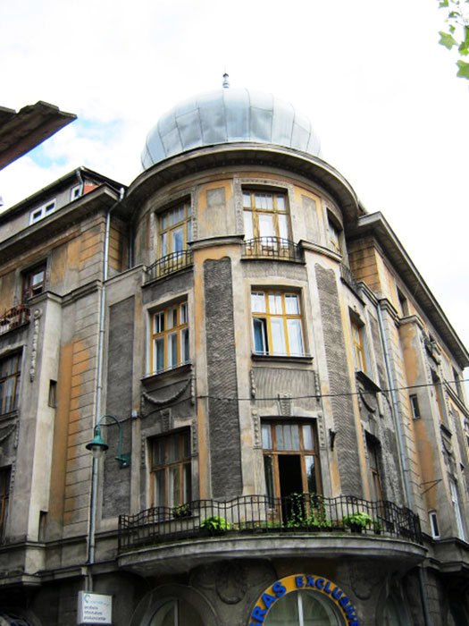 ▲ 내전 당시의 총탄 자국을 어렵지 않게 발견할 수 있는 사라예보의 건물들.