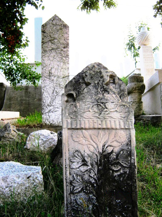 ▲ 짙은 녹색 이끼로 덮인 사라예보 공동묘지의 비석.