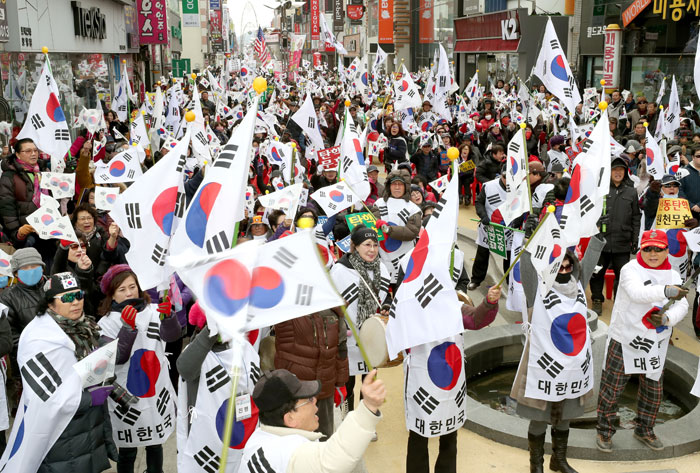 ▲ 23일 오후 포항시 북구 신흥동 중앙상가 일원에서 박근혜 대통령 지지자 500여 명이 탄핵을 반대하는 태극기 집회를 열고 있다. <br /><br />/이용선기자