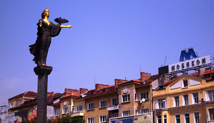 ▲ 레닌 동상이 내려진 자리에 세워진 소피아 여신상.