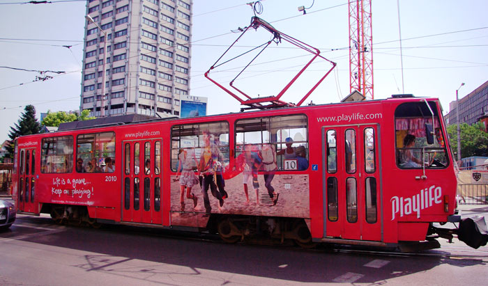 ▲ 화려하게 장식된 트램이 불가리아 거리를 오가고 있다.