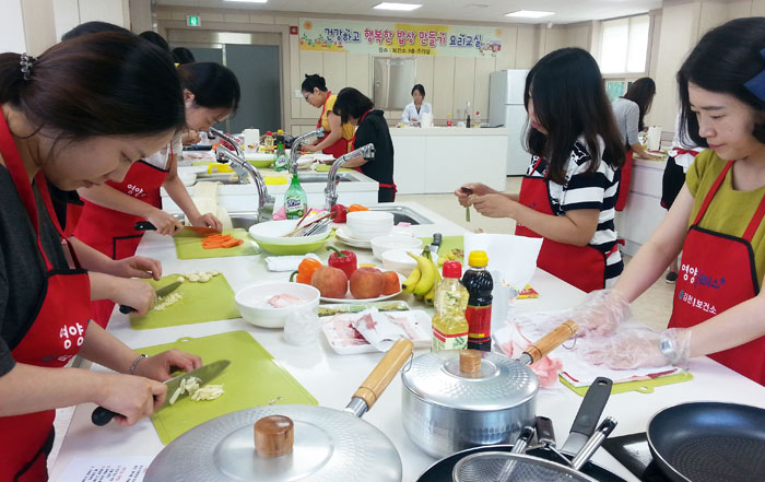 ▲ 행복한 밥상 만들기 요리교실에 참가한 임산부들이 요리 만들기에 열중하고 있다.                                                                                                                                 /김천시 제공