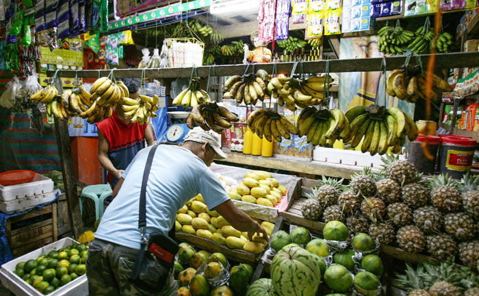 ▲ 싱싱한 열대과일이 진열된 필리핀의 조그만 상점.