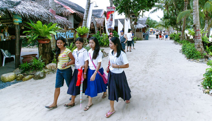 ▲ 해변에서 만난 필리핀 소녀들. 선량한 웃음이 아직도 기억난다.