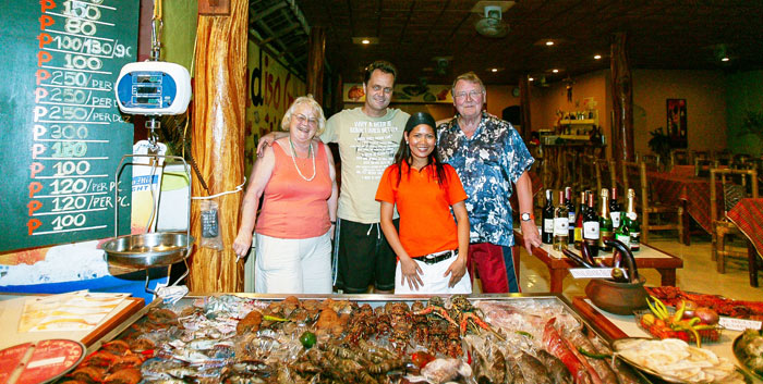 ▲ 필리핀 해변의 레스토랑. 사진 속 가족들처럼 기자와 엄마도 싱싱한 해산물 요리를 가운데 두고 오랜만에 속내를 털어놓는 시간을 가졌다.
