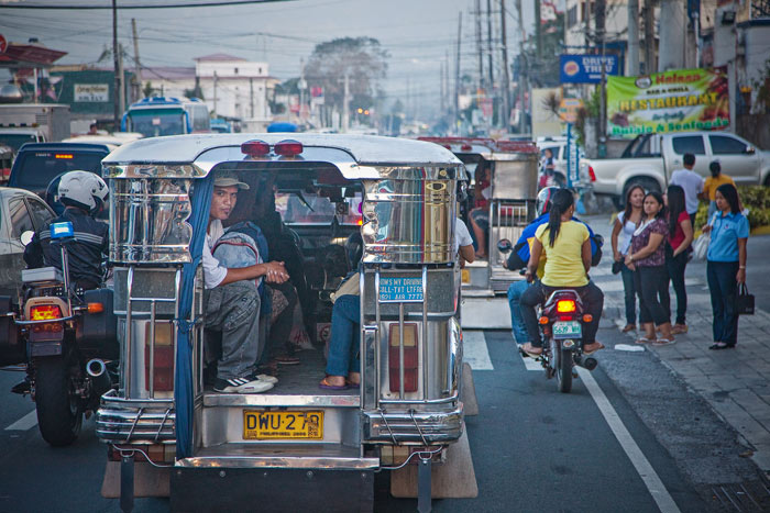 ▲ 필리핀의 버스 역할을 하는 지프니(jeepny)에 올라 각자의 목적지를 향하는 사람들.