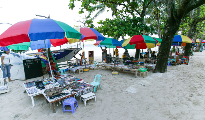 ▲ 필리핀 관광지에서 쉽게 만날 수 있는 노점상들. 여기에선 갖가지 기념품을 저렴한 가격에 살 수 있다.